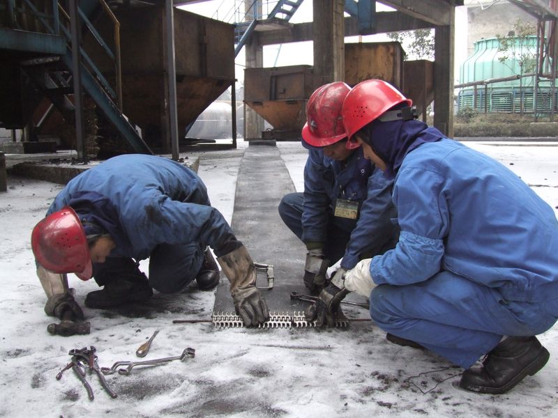 10日檢修人員正在雪地里裝配待修皮帶卡具。