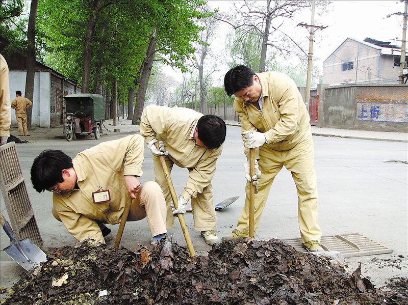 在主汛期即將到來之際，中鋁河南分公司運(yùn)輸部黨委積極組織6個(gè)黨支部100余名黨員、員工，義務(wù)對(duì)企業(yè)所在地及廠區(qū)內(nèi)155個(gè)下水道進(jìn)行了清理。廣大員工不怕臟、不怕累，克服車流量大、下水道淤積嚴(yán)重、異味嗆人等困難，疏通了下水道，保證了汛期道路排水暢通，極大地方便了附近居民和員工的出行，受到過往行人的一致稱贊。圖為員工在清理下水道。