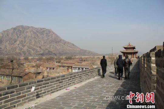 圖為雞鳴驛的城墻，遠(yuǎn)眺為雞鳴山。