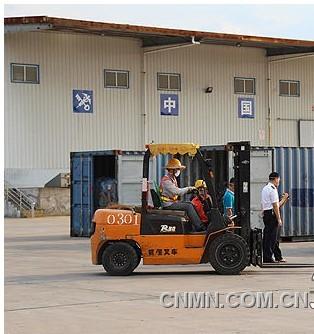 7月12日，鷹潭貴溪市銅拆解加工園內(nèi)一輛叉車正在搬運從國外運來的廢舊五金