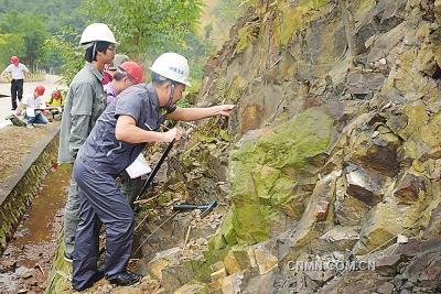 　9月9日～11日，近80名來自廣東省地質局、省核工業(yè)地質局、省有色金屬地質局的中青年地質技術人員，聚集在風景秀麗的肇慶市鼎湖山腳下，一連三天，展開有“理論考試、巖礦鑒定、野外實操”為主要內(nèi)容的“全省礦產(chǎn)地質專業(yè)技術人員職業(yè)技能競賽”，互相PK，軋金奪銀。這是廣東省地質系統(tǒng)自2008年以來開展的第六次職業(yè)技能大賽。