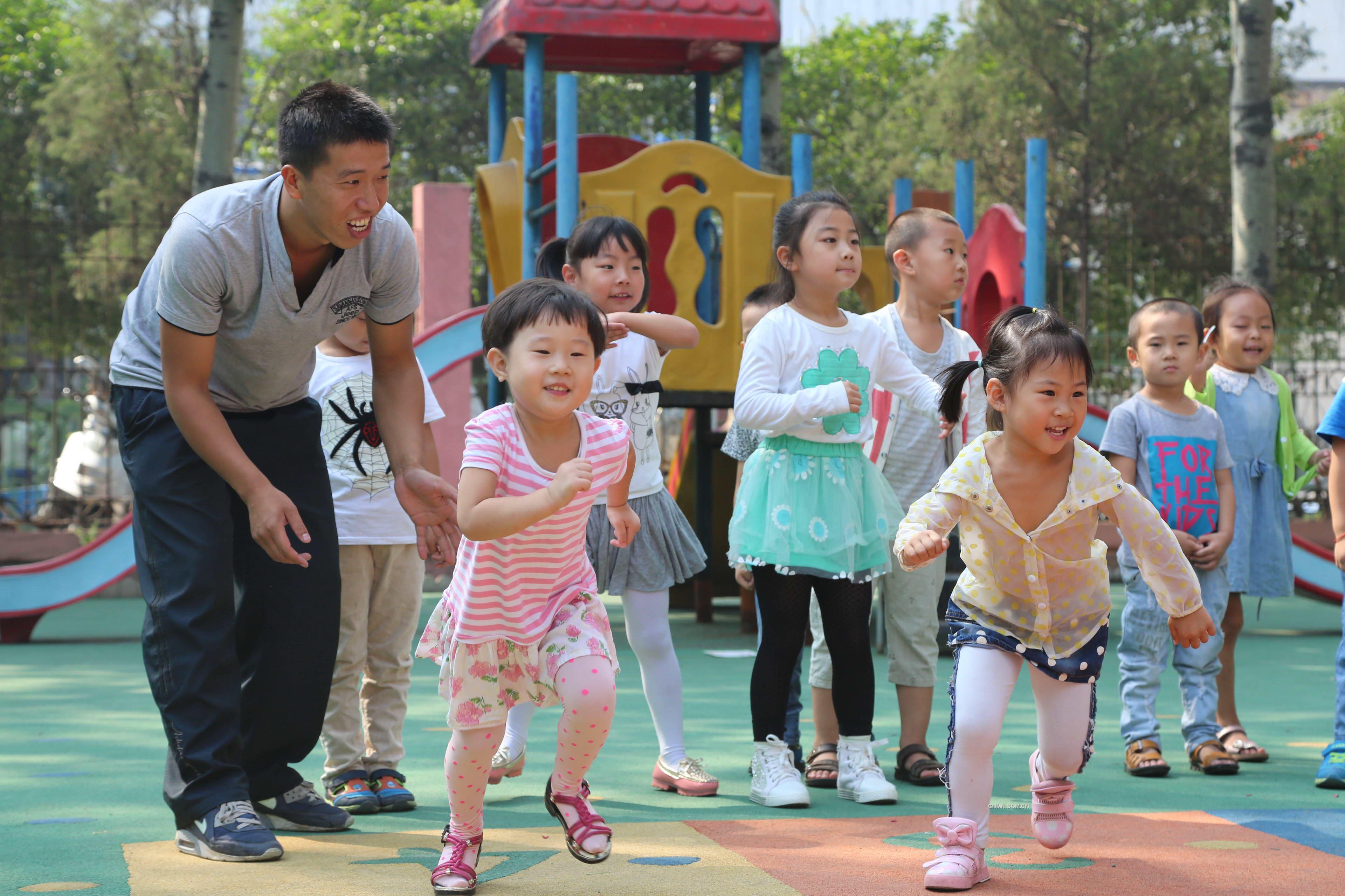 又是一年教師節(jié)，即將到來(lái)的教師節(jié)將是原濤作為男幼兒教師度過(guò)的第三個(gè)教師節(jié)。談及這兩年的幼教經(jīng)歷，原濤介紹道，從最初的親朋好友的不理解，到現(xiàn)在大家的支持，而且小朋友們和他相處的已經(jīng)無(wú)話不說(shuō)了。