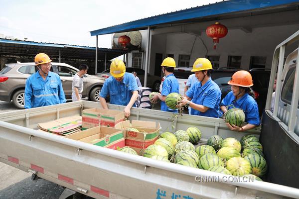 7月5日下午，高溫炎熱，銅陵有色集團公司安慶銅礦行政主要負(fù)責(zé)人任興發(fā)、副礦長胡正才等帶著新鮮的西瓜、礦泉水等飲料，來到正在更換副井首繩的該礦機運工區(qū)野外作業(yè)一線慰問職工。