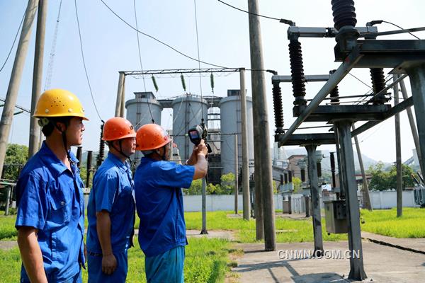 7月25日上午，正是高溫天氣，銅陵有色金屬（集團(tuán)）公司安慶銅礦電氣維護(hù)人員正在用紅外線測(cè)溫儀對(duì)供配電設(shè)施進(jìn)行溫度檢測(cè)，確保安全供電。據(jù)了解，連續(xù)高溫天氣以來(lái)，安慶銅礦采用通風(fēng)、物理降溫、定時(shí)點(diǎn)檢、加強(qiáng)維護(hù)保養(yǎng)等多種舉措，確保設(shè)備運(yùn)行正常，保證了安全生產(chǎn)。