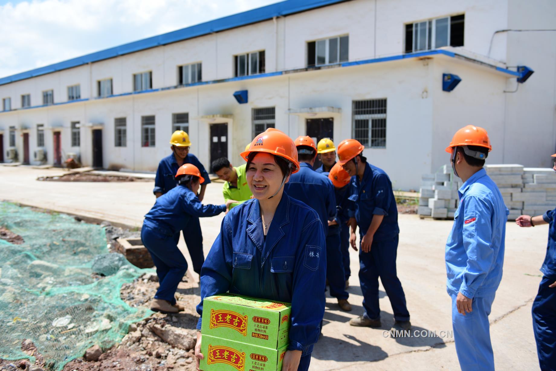 日前，在新生產基地，株洲冶煉集團股份有限公司2019年度首次高溫送清涼行動拉開序幕。